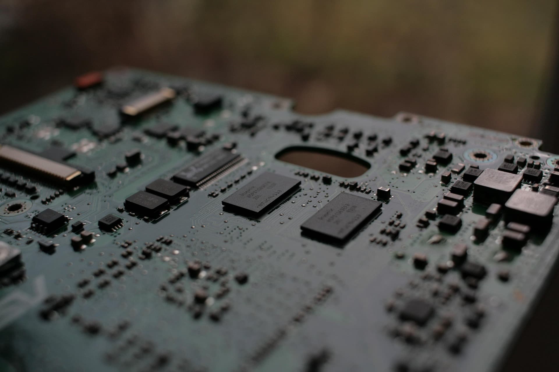 Placa electrónica de un equipo desarmado sobre la mesa de trabajo.