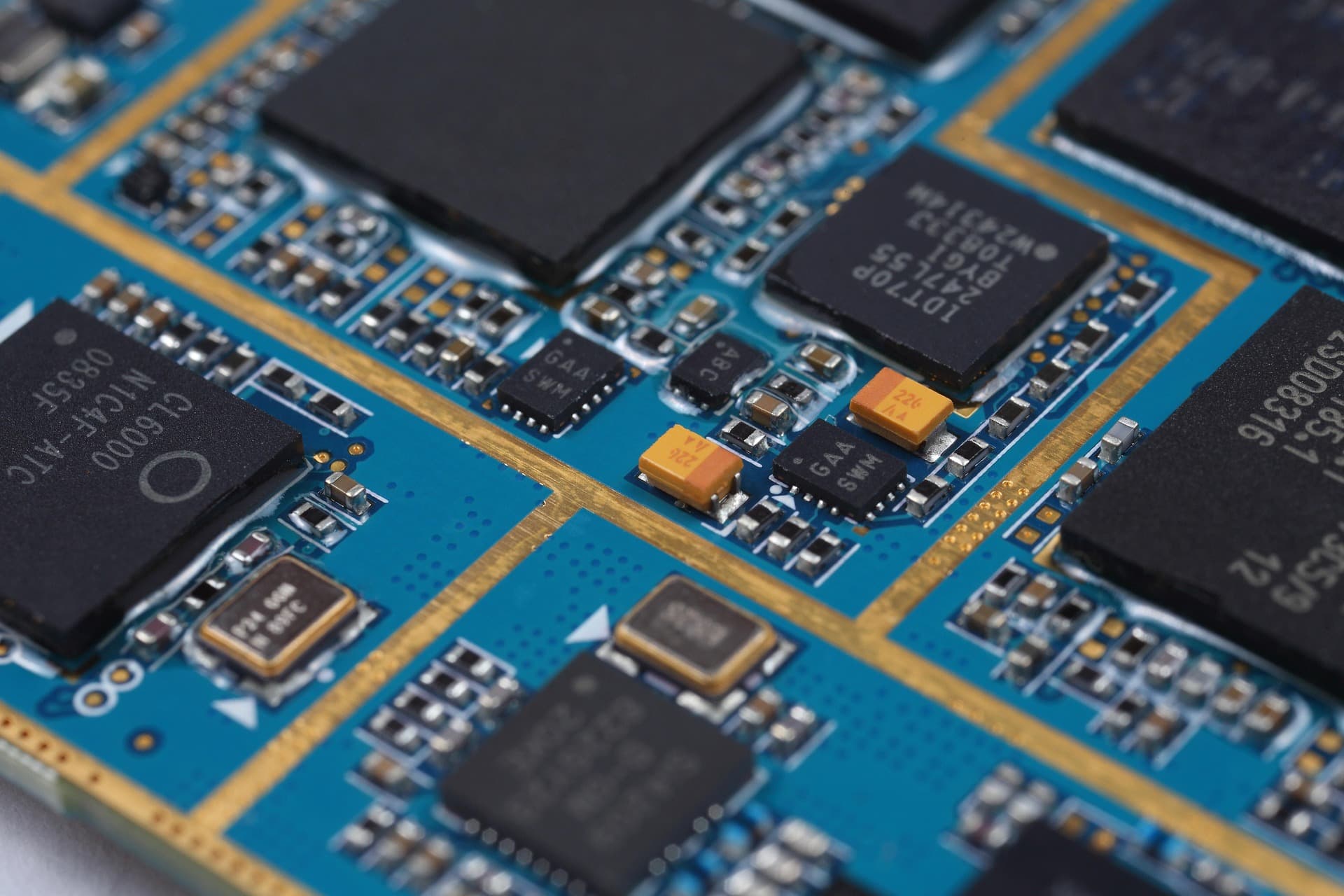 Detalle macro de una placa electrónica con sus pistas y componentes.